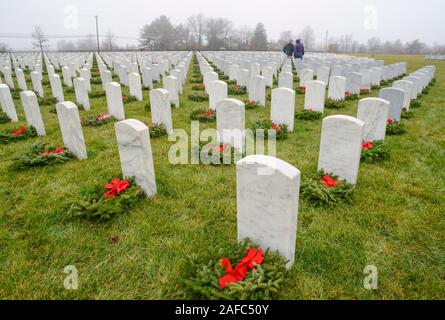 Newtown, United States. 14 Dez, 2019. Grabstätten werden gesehen nach oben während Kränze Kränze über Amerika Samstag, Dezember 14, 2019 in Washington Crossing National Cemetery in Newtown, Pennsylvania. Tausende von Kränze werden jedes Jahr für Kränze über Amerika von Freiwilligen, die sammeln und dann die Kränze an den Gräbern der Veteranen getroffen werden. (Credit: William Thomas Kain/Alamy leben Nachrichten Stockfoto