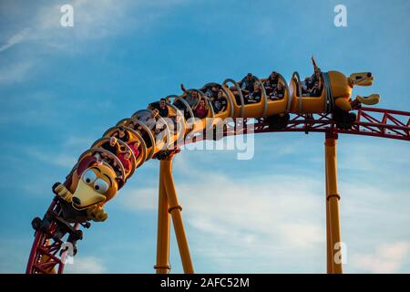 Orlando, Florida. November 27, 2019. Personen, die verführerische Hund Dash an der Hollywood Studios Achterbahn Stockfoto