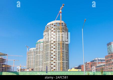 Baustelle Hintergrund. Hebezeuge Krane und neue mehrstöckige Gebäude. Wolkenkratzer Gebäude in Bratislava über 100 Meter hoch, Sky Park offic Stockfoto