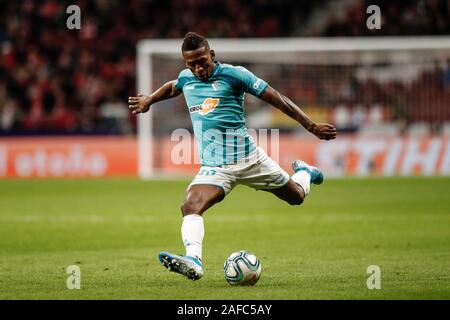 Wanda Metropolitano Stadion, Madrid, Spanien. 14 Dez, 2019. Liga Fußball, Atletico de Madrid gegen Osasuna; Estupinan Previs (Osasuna) Kreuze in die atletico Box-redaktionelle Verwendung Credit: Aktion plus Sport/Alamy leben Nachrichten Stockfoto