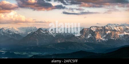 Blick auf den Hohen Kranzberg und Wettersteinwand, Wettersteingebirge, schneebedeckte Berge, Alpen, Oberbayern, Bayern, Deutschland Stockfoto