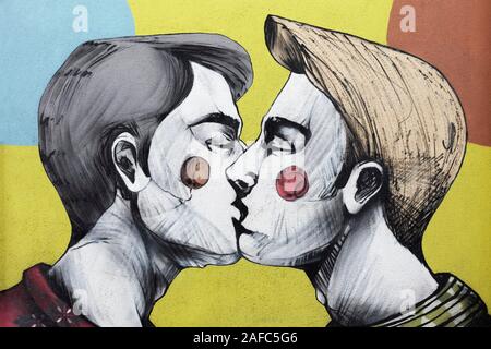 Zwei homosexuelle junge Männer küssen, LGBT-Porträt, Wandmalerei von Fotini Tikkou im Rainbow House, Rue de la Chaufferette, Lollepotstraat, Brüssel, Belgien Stockfoto