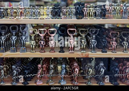 Kleine Figuren wie Manneken Pis Flaschenöffner und Korkenzieher in Display im Schaufenster, Souvenir, Brüssel, Belgien Stockfoto