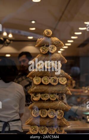 Traditionelle cadaif Dessert. Es ist eine Türkische - wie Erdnuss Dessert. Es war vor dem Glas genommen. Stockfoto