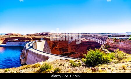 Der Glen Canyon Dam, Lake Powell hinter dem Damm, der den Colorado River erstellt. Von der Staumauer Blick auf in der Nähe von Page, Arizona, United States gesehen Stockfoto