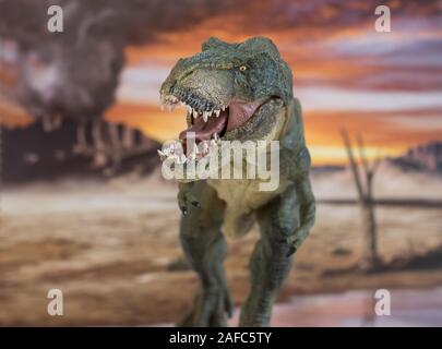 Portrait von Walking und gefährliche Tyrannosaurus rex mit ausbrechenden Vulkan im Hintergrund. Vorderansicht. Stockfoto