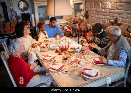 Freunde und Familien zu Weihnachten ein Tisch, eine gute Zeit Stockfoto