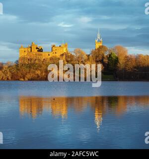 Mittelalterliche Burg auf dem See von der untergehenden Sonne. Linlithgow Palace, Schottland Stockfoto