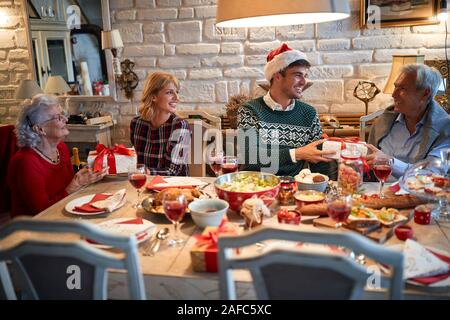 Weihnachtsgeschenk tauschen, glückliche Familie, Menschen lachen mit Freude während der Ferien Stockfoto