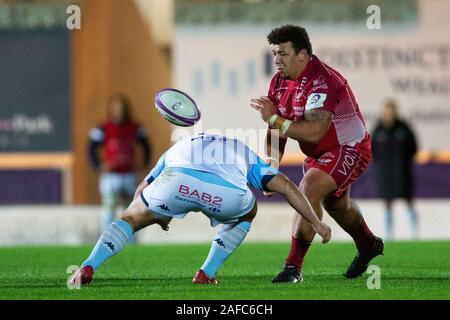 Llanelli, UK. 14. Dezember, 2019. Scarlets prop Javan Sebastian entlastet die Kugel in der Scarlets v Bayonne Challenge Cup Rugby übereinstimmen. Credit: gruffydd Ll. Thomas/Alamy leben Nachrichten Stockfoto