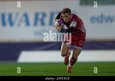 Llanelli, UK. 14. Dezember, 2019. Scarlets fliege Hälfte Angus O'Brien auf der Angriff in den Scarlets v Bayonne Challenge Cup Rugby übereinstimmen. Credit: gruffydd Ll. Thomas/Alamy leben Nachrichten Stockfoto