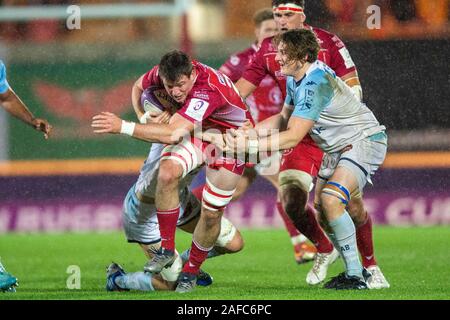 Llanelli, UK. 14. Dezember, 2019. Scarlets Austausch Ed Kennedy auf den Angriff in der Scarlets v Bayonne Challenge Cup Rugby übereinstimmen. Credit: gruffydd Ll. Thomas/Alamy leben Nachrichten Stockfoto