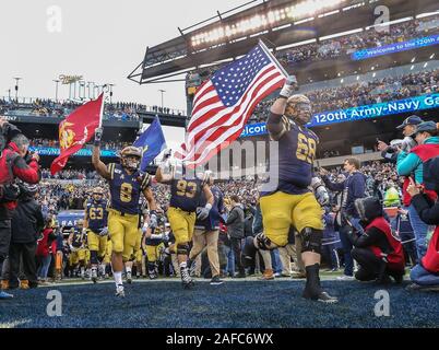 Philadelphia, PA, USA. 14 Dez, 2019. Marine ins Feld, bevor ein NCAA Football Spiel zwischen der Armee schwarzen Ritter und die Navy Midshipmen am Lincoln Financial Field in Philadelphia, PA. Mike Langish/Cal Sport Media. Credit: Csm/Alamy leben Nachrichten Stockfoto