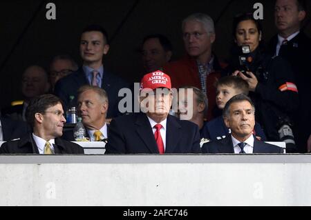 Philadelphia, USA. 14 Dez, 2019. Präsident Donald Trump Uhren die 120 army Navy Spiel bei Lincoln Financial Field in Philadelphia am Samstag, den 14. Dezember 2019. Foto von Derik Hamilton/UPI Quelle: UPI/Alamy leben Nachrichten Stockfoto