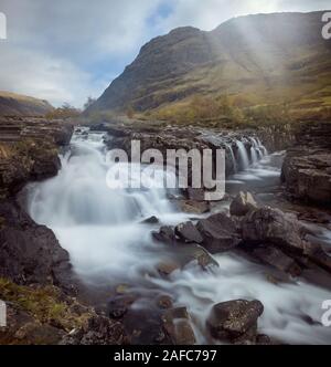 Wasserfall auf dem Fluss Coe, Vereinigtes Königreich, Schottland, Glencoe Mountain Stockfoto
