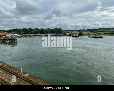 Panama - 11/6/19: Die Sicht von einem Kreuzfahrtschiff von Pilot Boote in Gatun See wartet der Schiffe, die durch den Panamakanal zu führen. Stockfoto