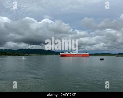 Panama - 11/6/19: Die Sicht von einem Kreuzfahrtschiff der Schiffe in den Gatun See wartet der Panamakanal Transit zu. Stockfoto