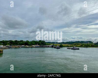 Panama - 11/6/19: Die Sicht von einem Kreuzfahrtschiff von Pilot Boote in Gatun See wartet der Schiffe, die durch den Panamakanal zu führen. Stockfoto