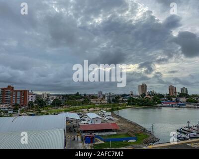 Colon/Panama - 11/6/19: Eine Ansicht von der Colon, Panama Skyline vom Hafen mit seiner Marina, Wohnungen, Eigentumswohnungen und Unternehmen. Stockfoto