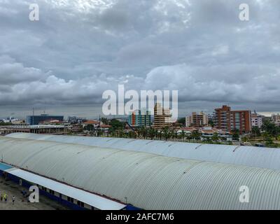 Colon/Panama - 11/6/19: Eine Ansicht von der Colon, Panama Skyline vom Hafen mit seinen Wohnungen, Eigentumswohnungen und Unternehmen. Stockfoto