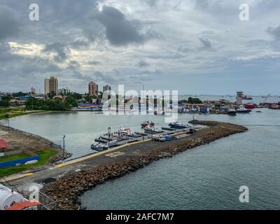 Colon/Panama - 11/6/19: Eine Ansicht von der Colon, Panama Skyline vom Hafen mit seiner Marina, Wohnungen, Eigentumswohnungen und Unternehmen. Stockfoto