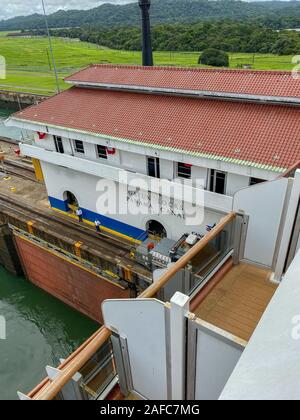 Panama - 11/6/19: Blick auf die Gatun Locks Panama Canal Büros von einem Kreuzfahrtschiff in den Kanal. Stockfoto