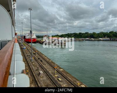 Panama - 11/6/19: Die Sicht von einem Kreuzfahrtschiff der ein anderes Schiff durch den Panamakanal. Stockfoto