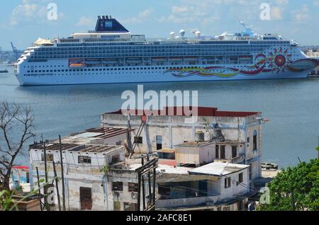 Luxus Kreuzfahrtschiffe im Hafen von Havanna Stockfoto