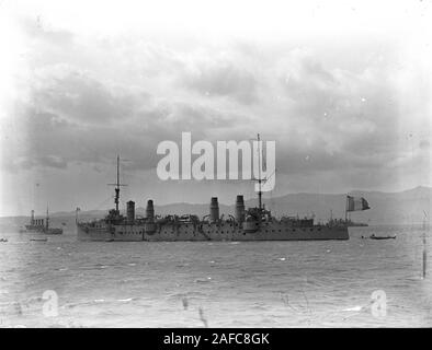 Regia Marina Italien Kriegsschiff San Giorgio Klasse gepanzerter Kreuzer: San Giorgio oder San Marco in den Gewässern von Triest. Links wahrscheinlich ein Royal Navy Cruiser der Cressy-Klasse. Drittes Schiff mit einem K.K. Kriegsmarineflaggen, wahrscheinlich habsburgischer Klasse, hinter dem Heck von San Giorgio, daher wahrscheinlich vor 1914 oder nach Ende des Krieges 1918. Kopie von einer trockenen Glasplatte, die aus der Herry W. Schaefer Kollektion stammt. Stockfoto