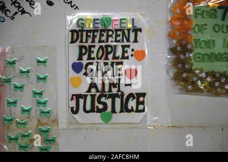 North Kensington, London, Großbritannien. 14 Dez, 2019. Hinterbliebene und Freunde und Unterstützer sammelte außerhalb Kensington Town Hall vor der monatlichen Stille gehen diejenigen, die ihr Leben im Feuer verloren zu erinnern. Credit: Natasha Quarmby/Alamy leben Nachrichten Stockfoto