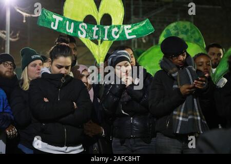 North Kensington, London, Großbritannien. 14 Dez, 2019. Hinterbliebene und Freunde und Unterstützer sammelte außerhalb Kensington Town Hall vor der monatlichen Stille gehen diejenigen, die ihr Leben im Feuer verloren zu erinnern. Credit: Natasha Quarmby/Alamy leben Nachrichten Stockfoto