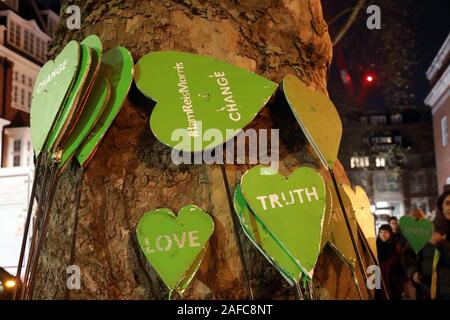 North Kensington, London, Großbritannien. 14 Dez, 2019. Hinterbliebene und Freunde und Unterstützer sammelte außerhalb Kensington Town Hall vor der monatlichen Stille gehen diejenigen, die ihr Leben im Feuer verloren zu erinnern. Credit: Natasha Quarmby/Alamy leben Nachrichten Stockfoto