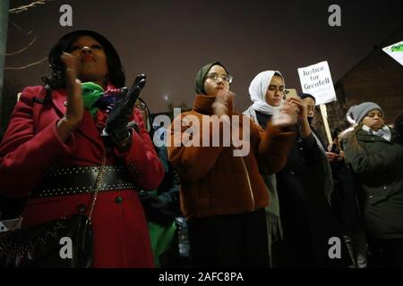 North Kensington, London, Großbritannien. 14 Dez, 2019. Hinterbliebene und Freunde und Unterstützer sammelte außerhalb Kensington Town Hall vor der monatlichen Stille gehen diejenigen, die ihr Leben im Feuer verloren zu erinnern. Credit: Natasha Quarmby/Alamy leben Nachrichten Stockfoto