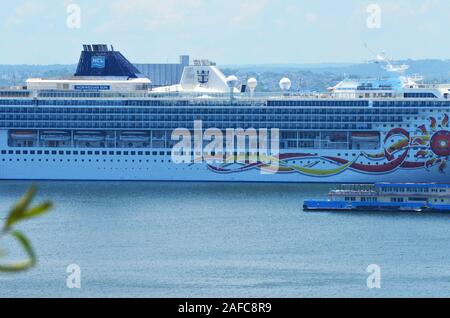 Luxus Kreuzfahrtschiffe im Hafen von Havanna Stockfoto