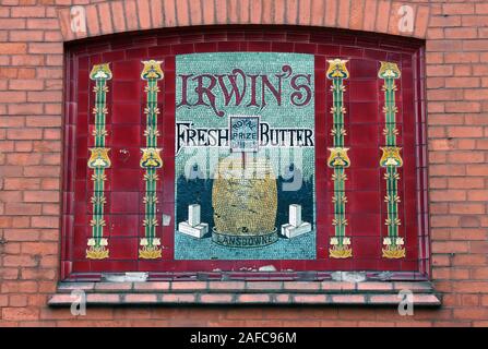 Alte Werbung für Irwin's frische Butter, in Mosaik und Fliesen (mit Art Nouveau berührt), auf eine Mauer, Allerton Road, Liverpool. Stockfoto