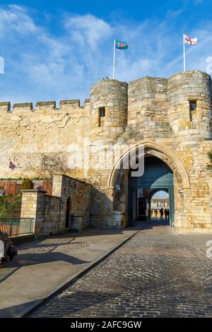 Blick vom Castle Hill Tor am Eingang durch die Wände zu Lincoln Castle in der Stadt Lincoln, Lincolnshire, East Midlands, England Stockfoto