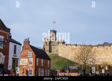 Blick von der Burg von Lincoln Castle Wände, Sternwarte Turm und Zinnen in der Stadt Lincoln, Lincolnshire, East Midlands, England, Großbritannien Stockfoto