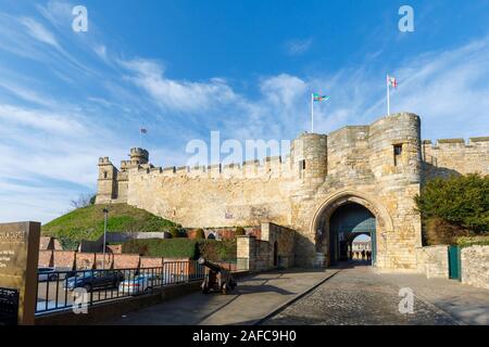 Blick vom Castle Hill Tor am Eingang durch die Wände zu Lincoln Castle in der Stadt Lincoln, Lincolnshire, East Midlands, England Stockfoto