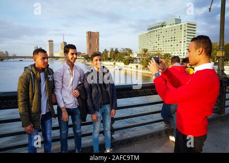 Junge Männer Fotos von selbst auf einer Brücke über den Nil in Kairo, Ägypten Stockfoto