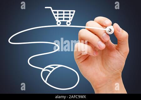 Hand Zeichnung Warenkorb auf dem Computer Maus Ecommerce Konzept mit weißen Marker auf Transparenten abwischen Board auf dunkelblauem Hintergrund. Stockfoto