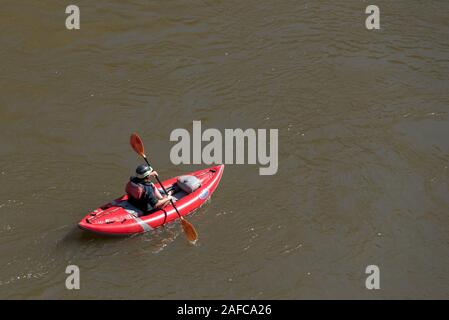 Eine aufblasbare Kajak paddeln auf der Idaho unteren Salmon River. Stockfoto