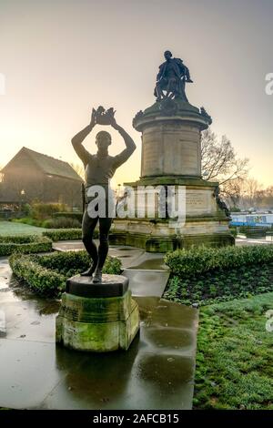 Bronze und Stein, Shakespeare Memorial durch Herrn Ronald Gower, Stratford-upon-Avon, Warwickshire, England, Großbritannien Stockfoto