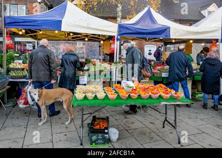 Produzieren Stall, Bauernmarkt, Stratford-upon-Avon, Warwickshire, England, Großbritannien Stockfoto