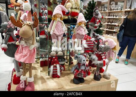 Große Auswahl an weiches Spielzeug auf der Ladentheke. New Year's Spielzeug für die Landschaft. Verkauf von Stoff Puppen für Weihnachten. Stockfoto