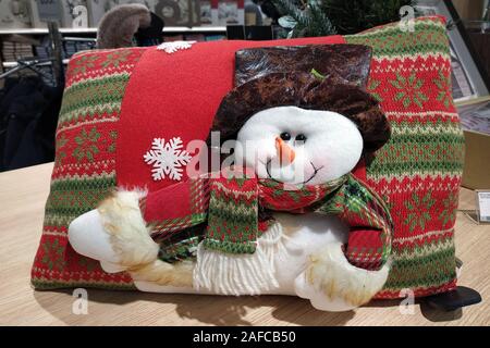 Große weiche Kissen mit einem Schneemann. Kulisse für Weihnachten. Hellen Kissen mit dekorativen Elementen, Neues Jahr Thema. Stockfoto
