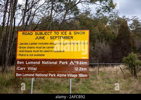Unterschreiben Sie bei Ben Lomond National Park Warnung von Eis und Schnee auf der Straße im Winter, Tasmanien, Australien Stockfoto
