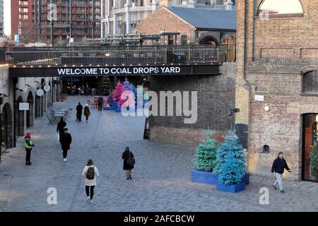 Zu Kohle Tropfen Hof Einkaufszentrum und Shopper Willkommen bei Weihnachten in Kings Cross Viertels Camden London England UK KATHY DEWITT Stockfoto