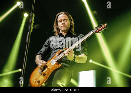 Nottingham, UK. 14 Dez, 2019. Myles Kennedy von Alter Bridge führt live auf der Bühne des Motorpoint Arena in Nottingham, UK. Credit: Andy Gallagher/Alamy leben Nachrichten Stockfoto