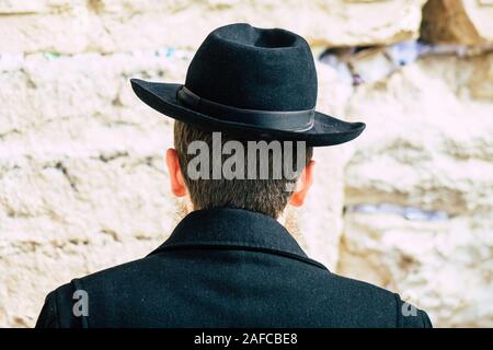 Jerusalem Israel Dezember 12, 2019 Blick auf unbekannte Menschen beten vor der Klagemauer in der Altstadt Jerusalems in den Morgen Stockfoto