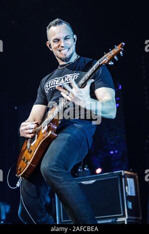 Nottingham, UK. 14 Dez, 2019. Mark Tremonti von Alter Bridge führt live auf der Bühne des Motorpoint Arena in Nottingham, UK. Credit: Andy Gallagher/Alamy leben Nachrichten Stockfoto